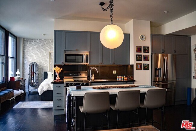 Building Photo - 460 S Spring St