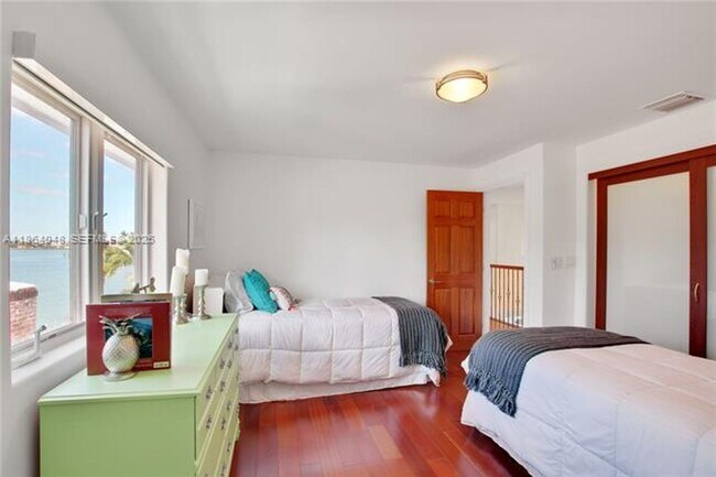 Building Photo - 257 N Coconut Ln