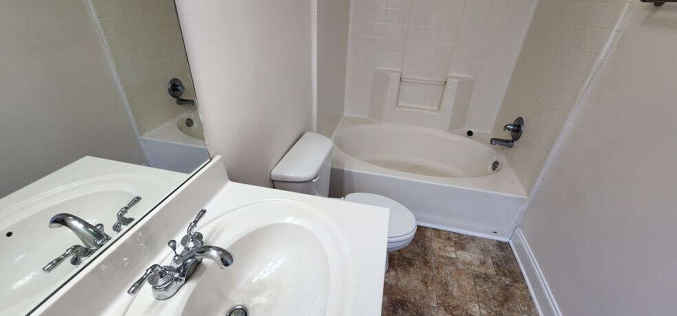 Bath - 122 Crown Point Dr
