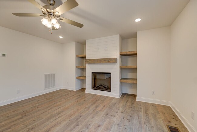 Building Photo - 1385 Harmon Ln