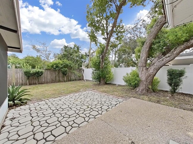 Building Photo - 1701 Laurie Ln