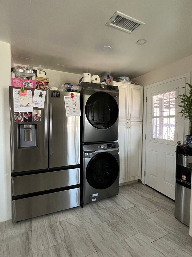 Building Photo - Beautiful 3 Bedroom 1 Bathroom House with Fenced and Landscaped Yard with All Utilities Included