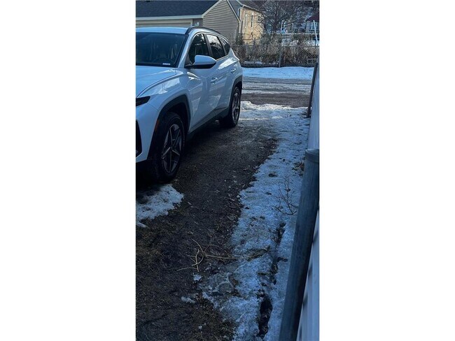 Building Photo - 246 Sidney St E