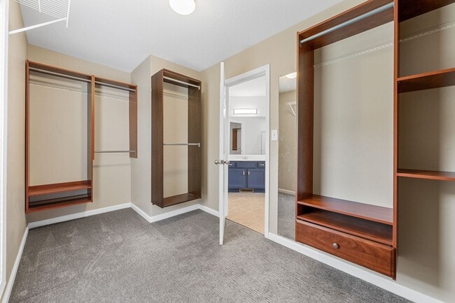 Building Photo - 3 Bedroom 3 Bath Pet Friendly Home For Ren...