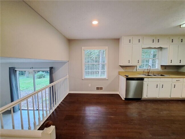 Building Photo - 844 Chandler Dr SW