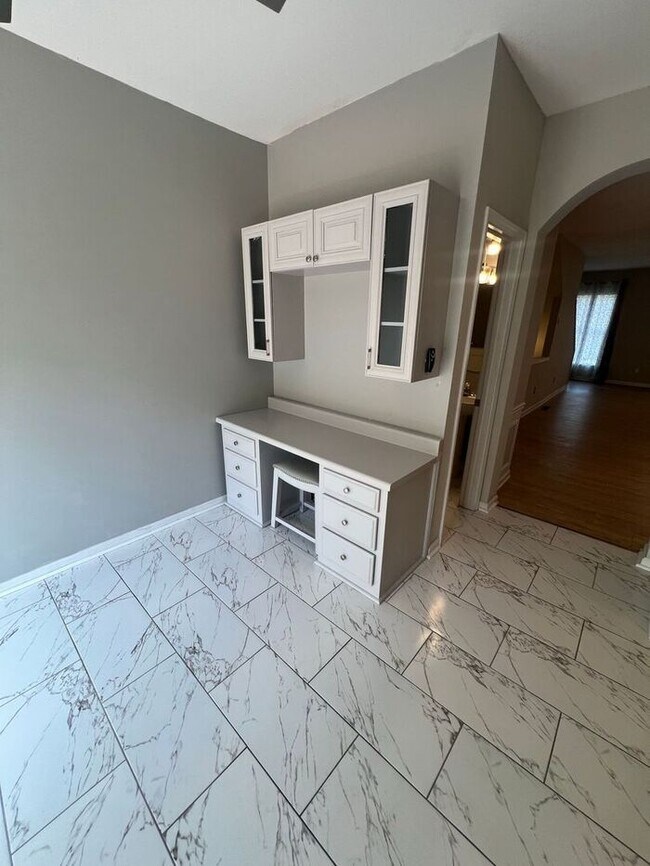 Building Photo - Spacious 2-Bedroom Townhome with Finished Studio Suite – Prime Location!