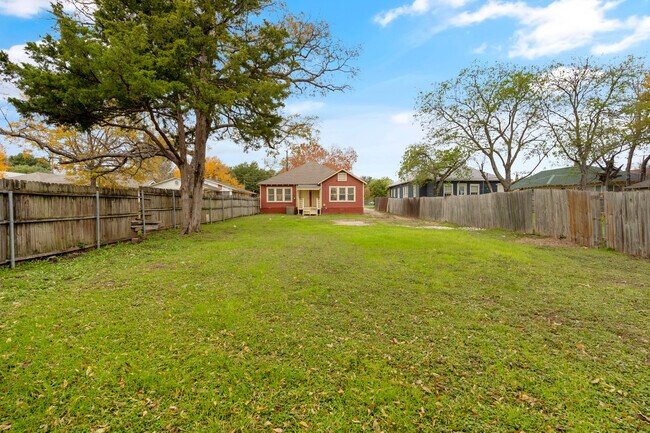 HUGE back yard - 2511 Lipscomb St