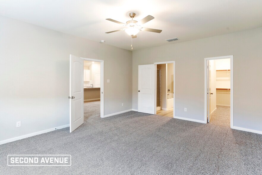 Building Photo - 2105 Meadow Dr