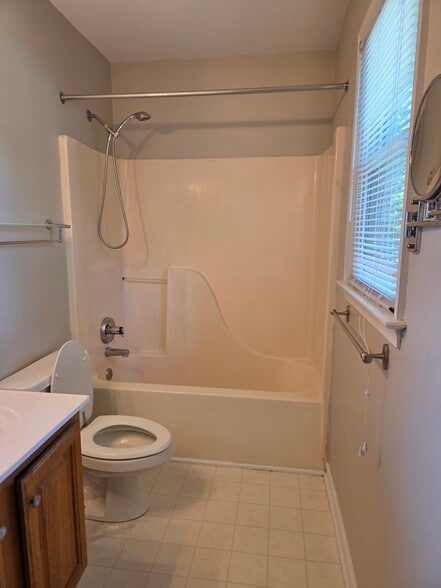 Master bathroom - 12604 Paget Ct
