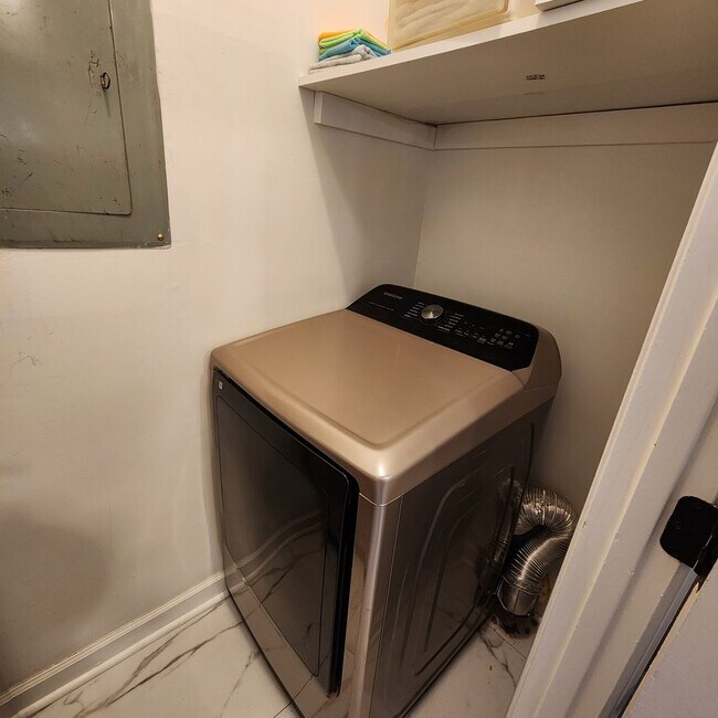 Building Photo - Beautiful End unit Townhome for rent