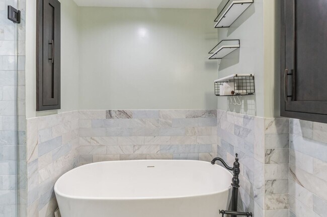 Building Photo - Beautiful 2 Bedroom, 1 Bathroom Condo In W...