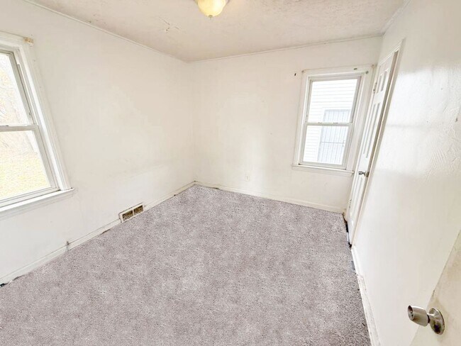 Building Photo - 3 BED 1 BATH BEAUTIFUL SINGLE FAMILY HOME