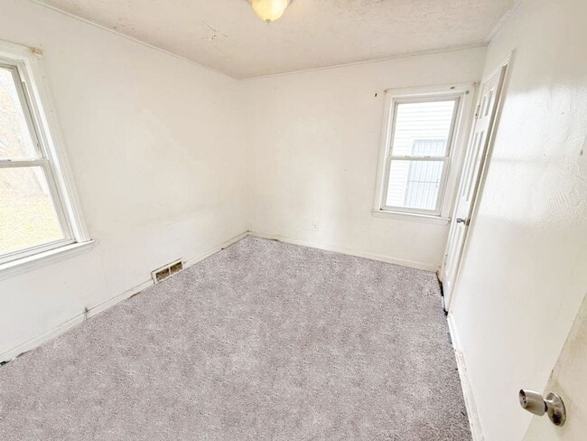 Building Photo - 3 BED, 1 BATH BEAUTIFUL SINGLE-FAMILY HOME IN CLEVELAND!