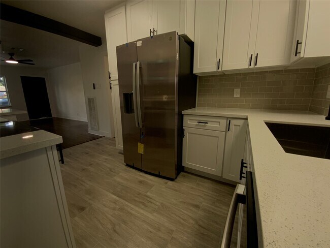 Building Photo - 610 Fostoria Ln