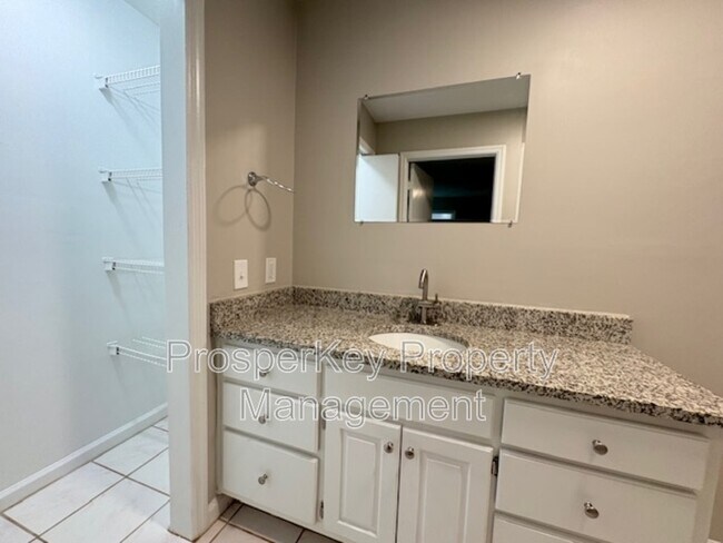 Building Photo - 4617 Rosemont Dr