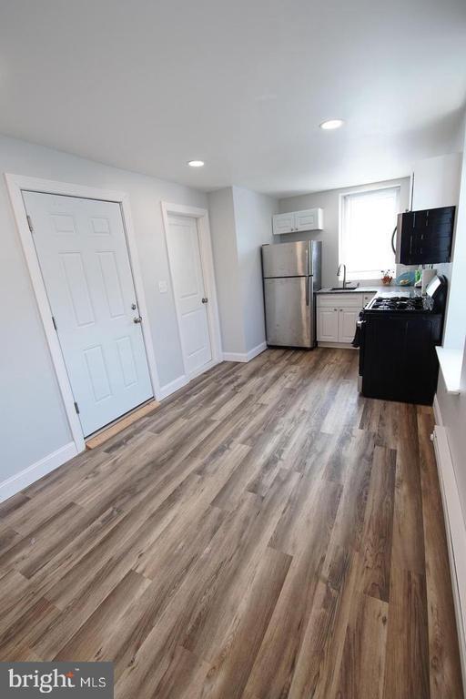 Building Photo - 409 Hermitage St