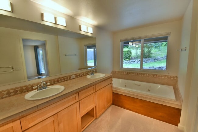 Building Photo - 3bd/2ba Lake Forest Park Home