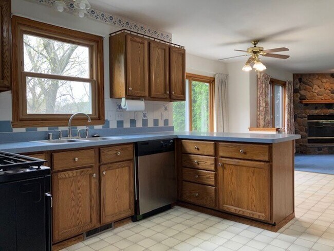 Building Photo - Spacious 4 bedroom, 2.5 Bath Two Story Home