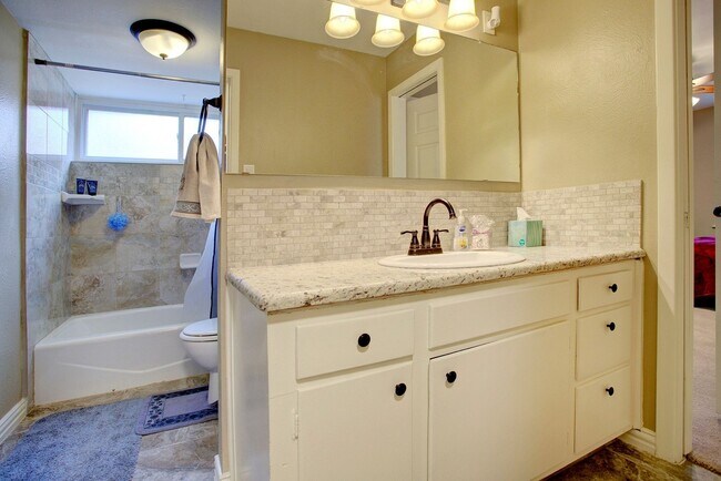 Building Photo - 4 Bd, 2 Ba for Lease | N. Arlington