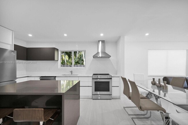 Building Photo - 1546 Van Buren St