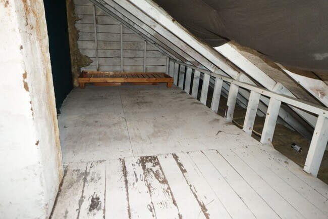 Building Photo - NE Portland 3 bedroom Rose City Park - APP...