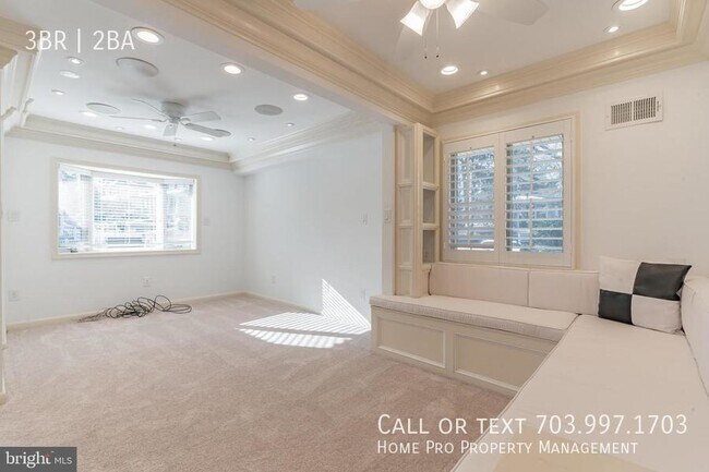 Building Photo - Arlington dulpex, top unit w/bacony overlo...