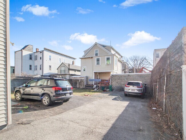 Building Photo - 123 Willow St