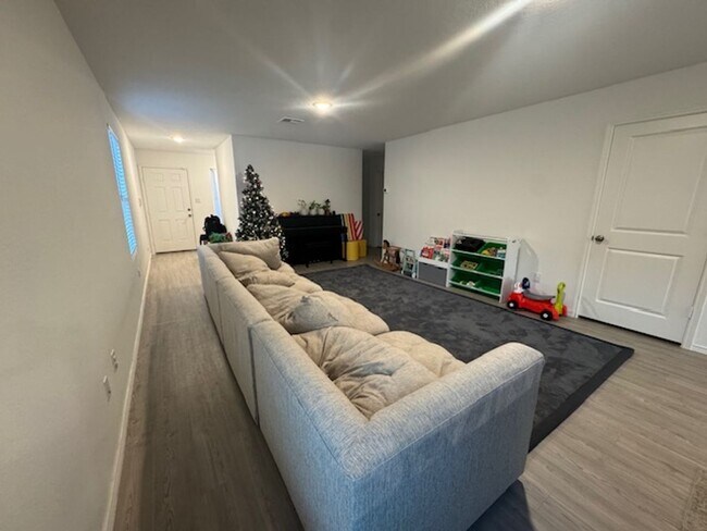 Building Photo - Super Nice with Great Price.  3 Bedroom 2 Bath 1 Story