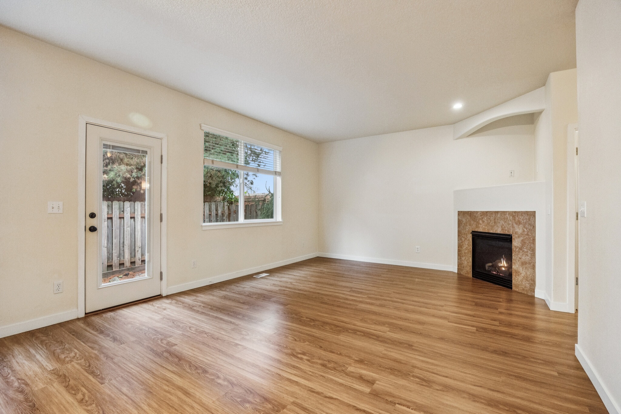 great room - 325 NW 209th Ave