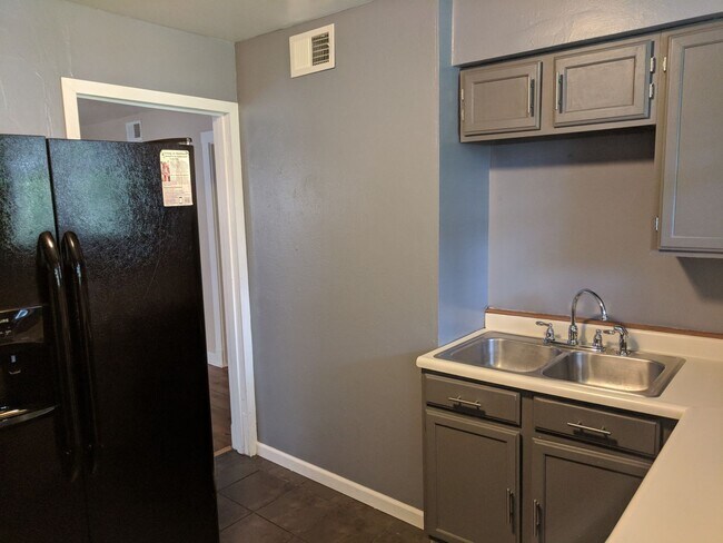 Building Photo - South Oakland Large and renovated 3 bedroom apartment Must SEE!