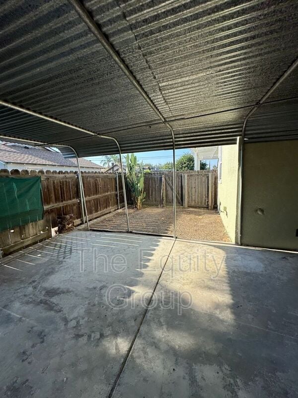 Building Photo - 620 E Tulare Ave