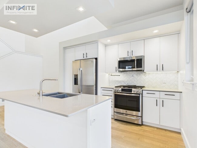 Building Photo - Modern Finishes & Bozeman Living!