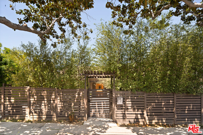 Building Photo - 1421 Edgecliffe Dr