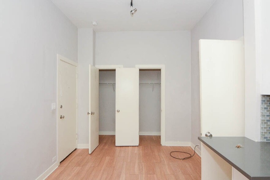 Building Photo - 511 W Belmont Ave