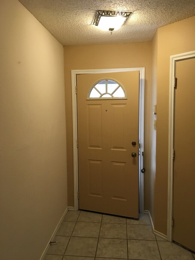 Building Photo - 8003 Chestnut Manor Dr