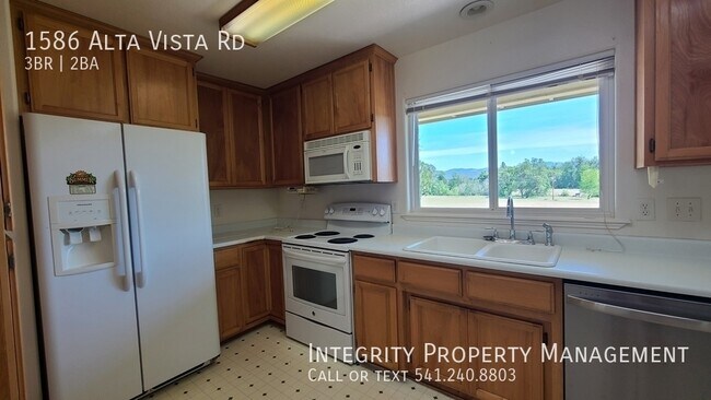 Building Photo - 1586 Alta Vista Rd