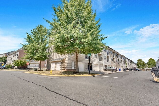 Building Photo - Spacious End Unit with Garage in Gated Com...