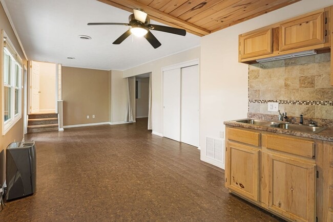 Building Photo - 3-Bedroom Home in North AVL with Studio an...