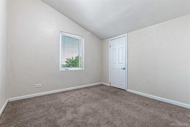 Building Photo - "Spacious 5-Bedroom Denver Gem with 2.5 Baths and 1,920 Sq Ft of Comfort!"