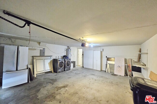 Building Photo - 18130 Oxnard St