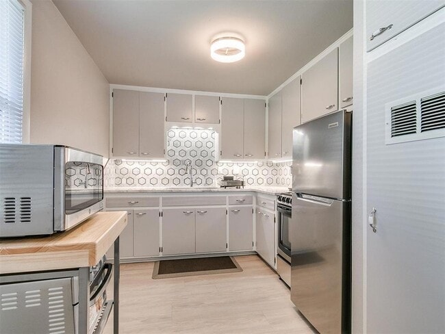 Building Photo - 203 E Brooks St