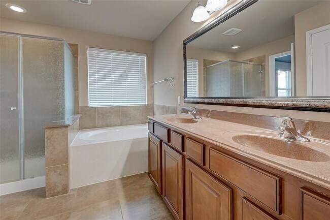 Building Photo - 18211 Cimmaron Oak Ln