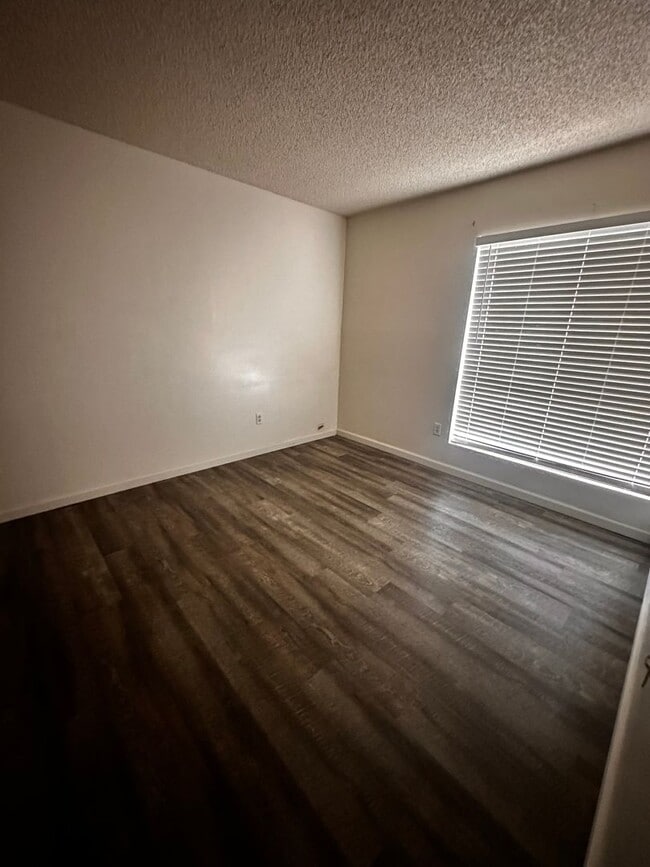 Building Photo - 3 Bedroom 1.5 Bathroom Condo