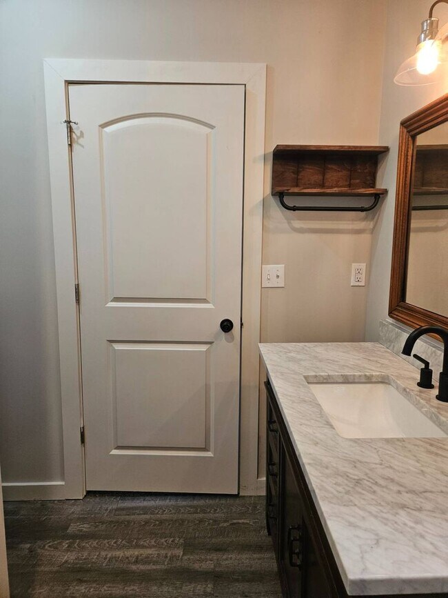Building Photo - Charm, location and a great price ! Do not pass this up