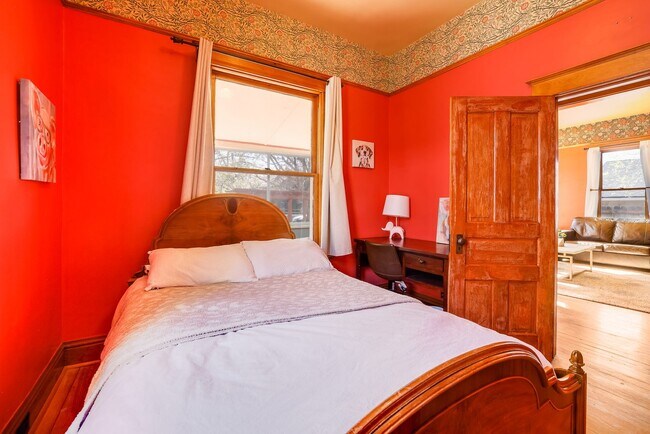 Building Photo - HISTORIC QUEEN ANNE 3 Bedroom  2 Bath