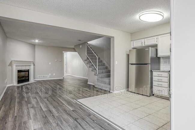 Building Photo - 106 NE Dogwood