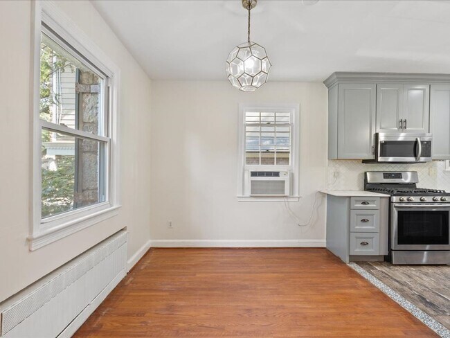 Building Photo - Vintage home with Modern finishes and fenc...
