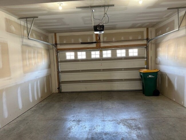 Building Photo - 6443 Creekbend Dr