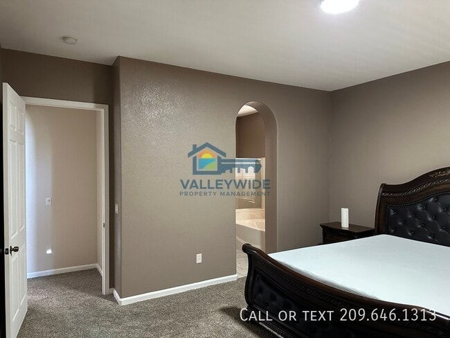 Building Photo - 2555 Crestmore Cir