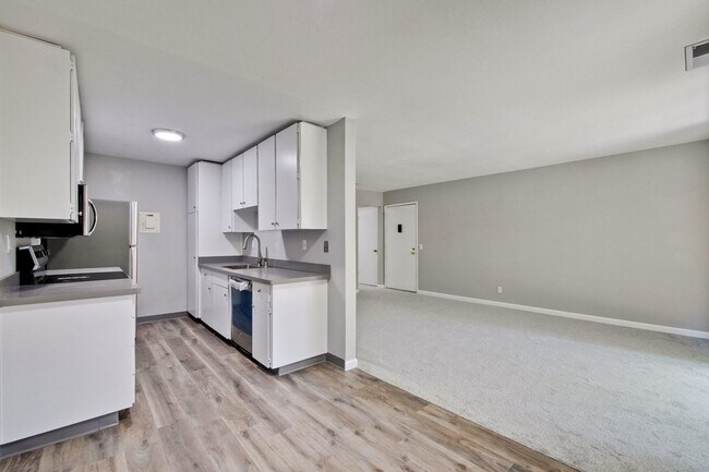 Building Photo - Wonderfully Remodeled 2 Bed, 1 Bath Condo w/ In Unit Laundry